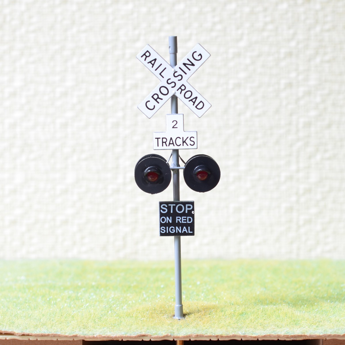 2 x O scale railroad crossing signals 4 heads + 1 circuit board flasher #2GR4 